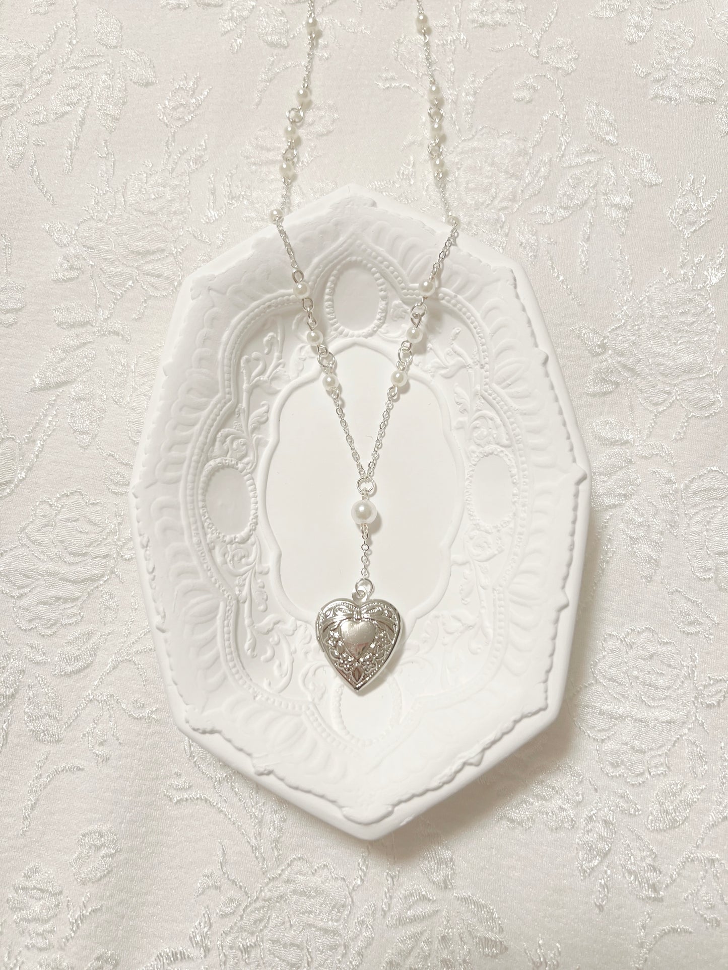 Blurry Pearl Locket